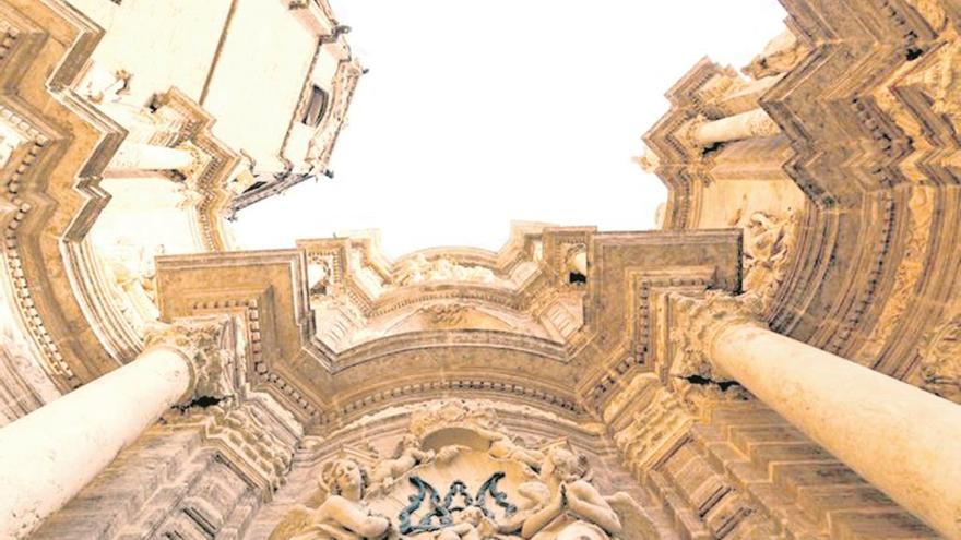 Perspectiva poco habitual de la Puerta de Hierros de la Catedral de València.