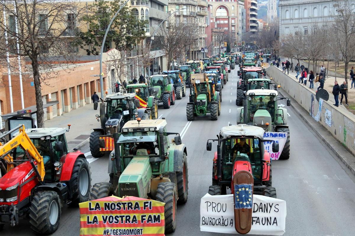 Concentración de agricultores con sus tractores en Girona, en protesta por las condiciones del sector