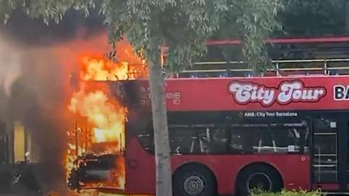 Incendi d'un bus turístic a Barcelona