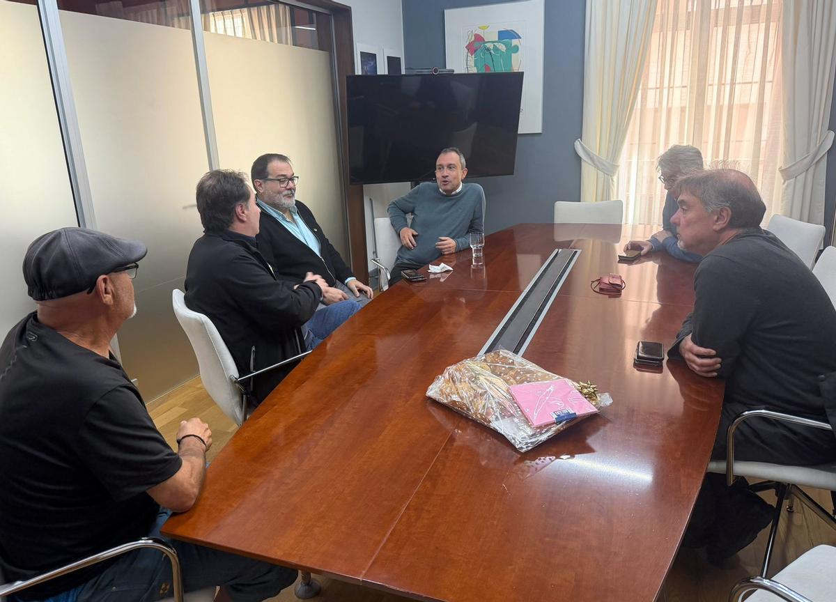 Oviedio Zapico, en el centro, con vecinos de la calle José Álvarez Valdés afectados por las expropiaciones del barrio de El Puente, en Langreo