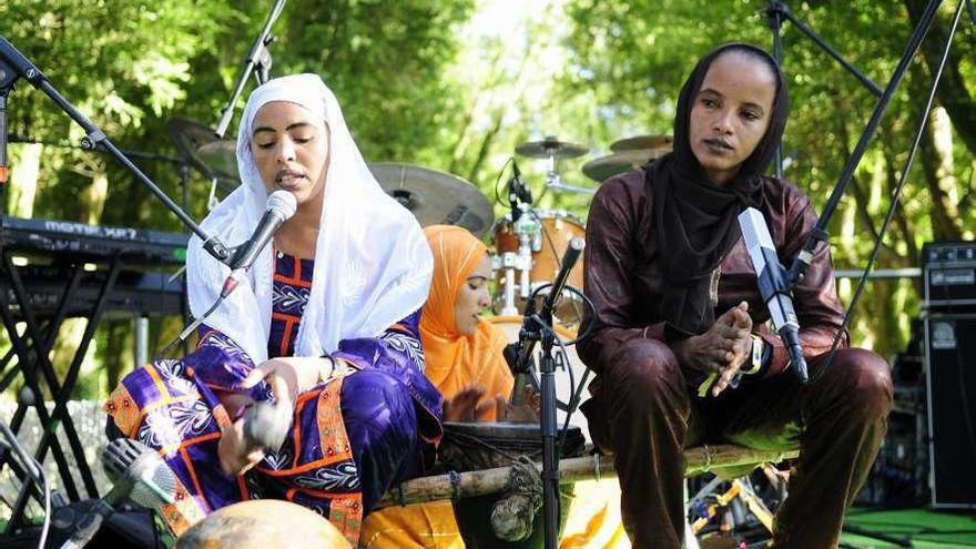 Actuación del trío Les Filles de IIIighadad, en la apertura del festival de esta edición. // FdV