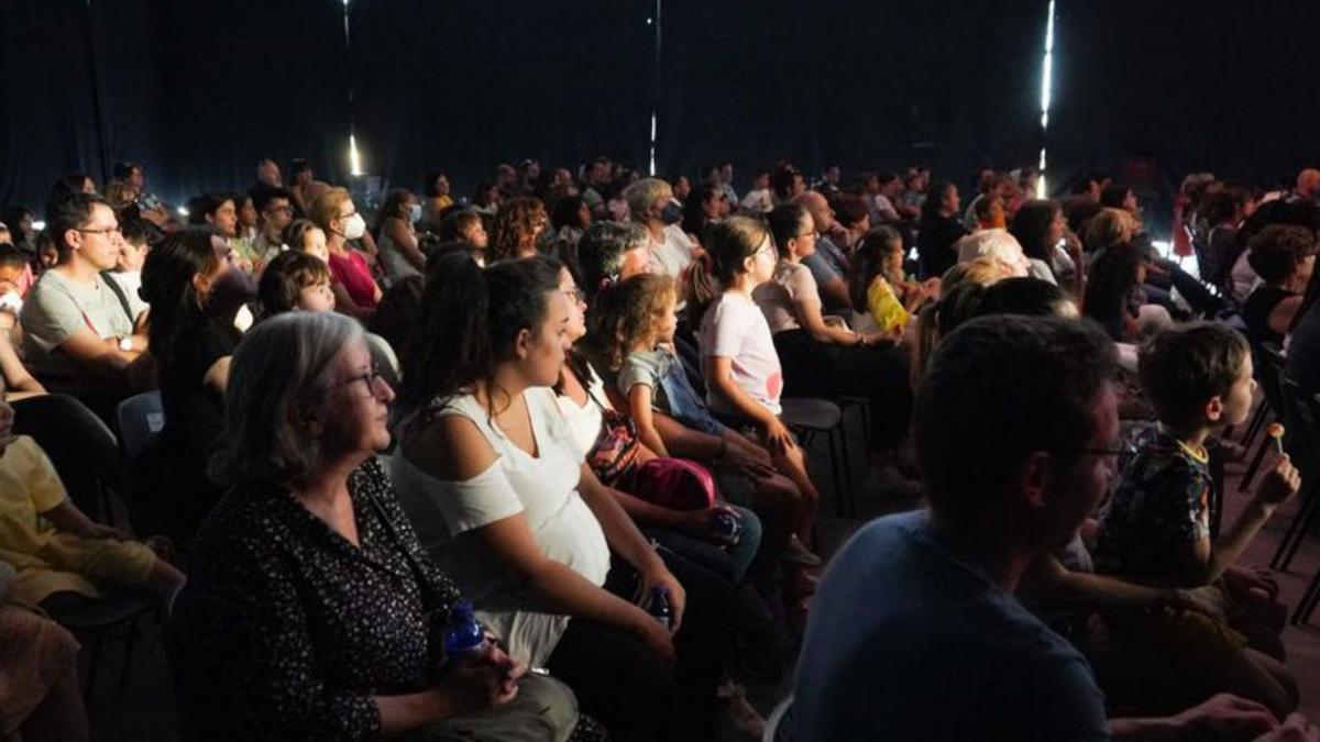 Público asistente al  festival de circo. |  |  ANA BURRIEZA