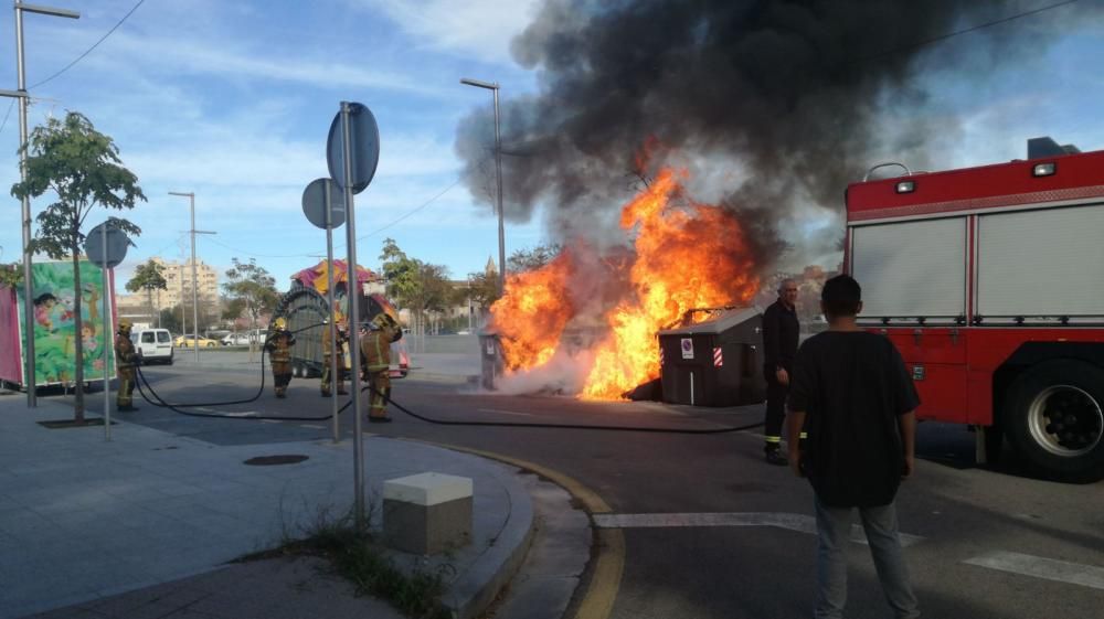 Alarma por el incendio de tres contenedores en La Soledat