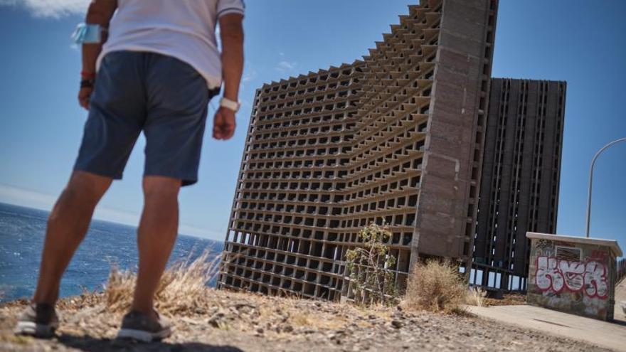 Hotel abandonado en la costa del Suroeste, en el barrio de Añaza, en Santa Cruz de Tenerife. | | ANDRÉS GUTIÉRREZ