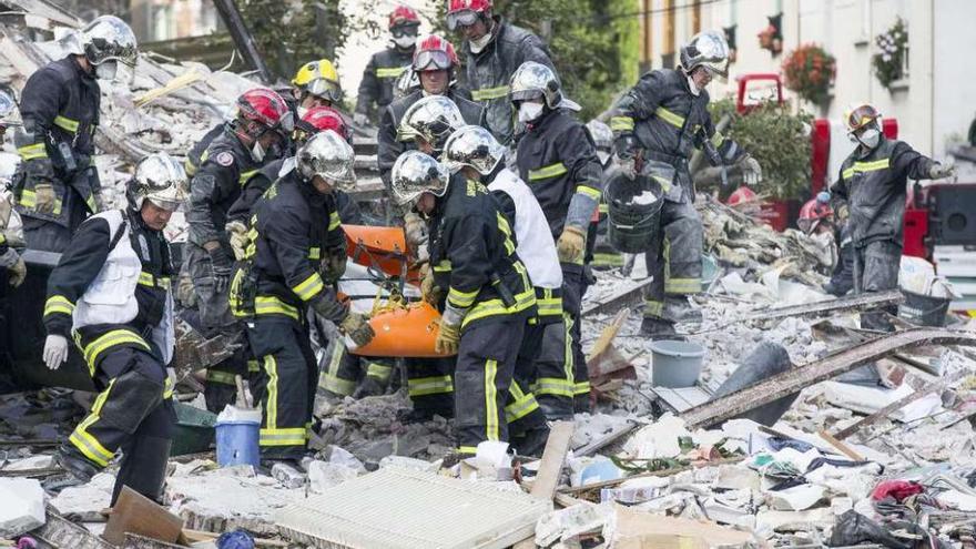 Tres muertos y 6 desaparecidos al explotar un edificio en París