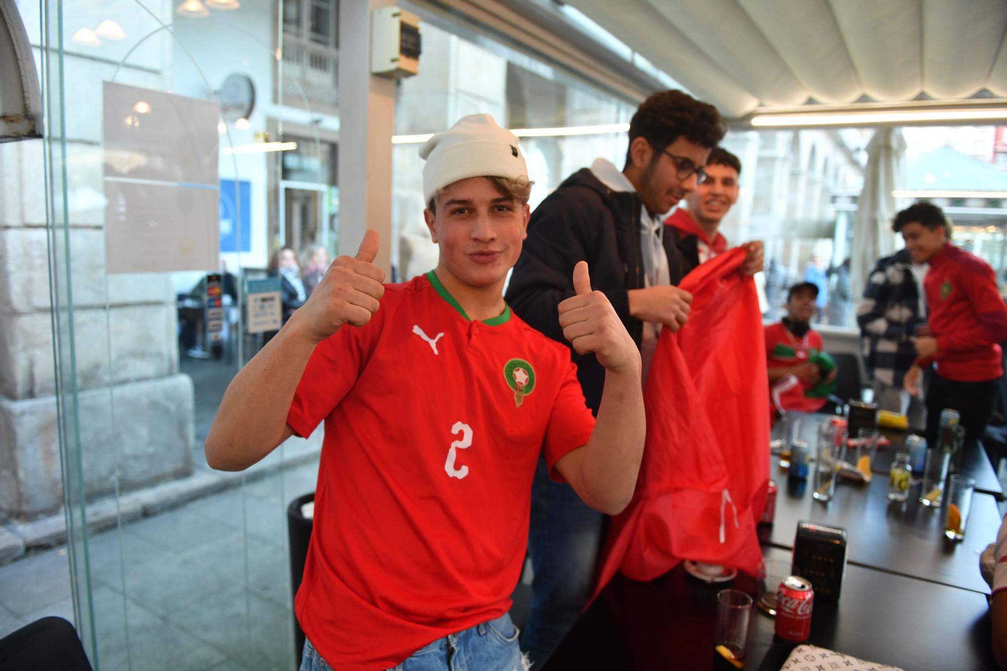 La afición marroquí en A Coruña celebra el pase de su selección a los cuartos del Mundial de Qatar
