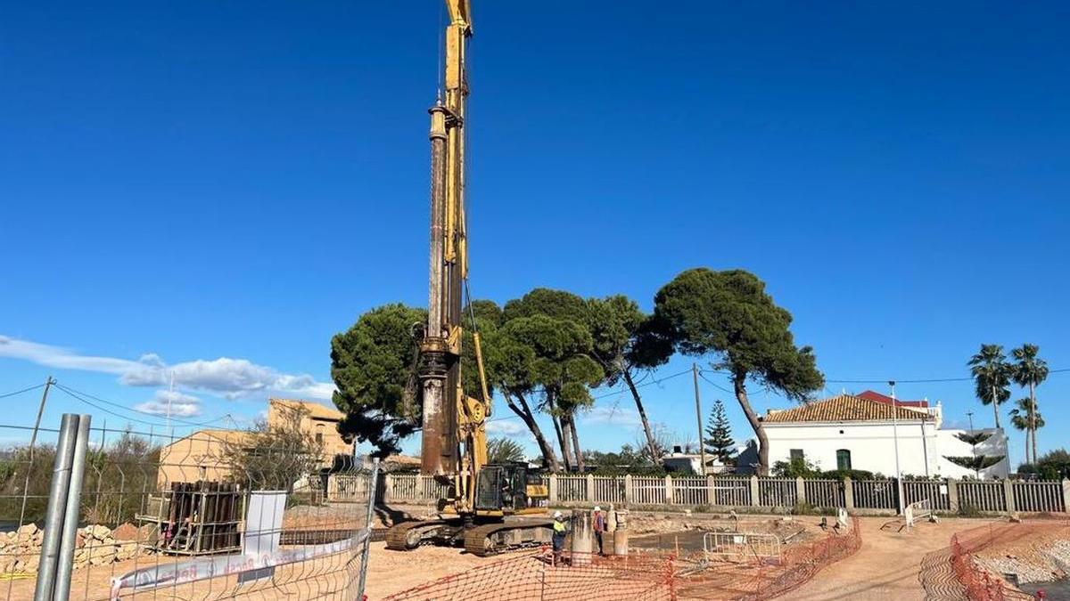 La gran máquina para instalar los pilotes estará trabajando durante toda la semana