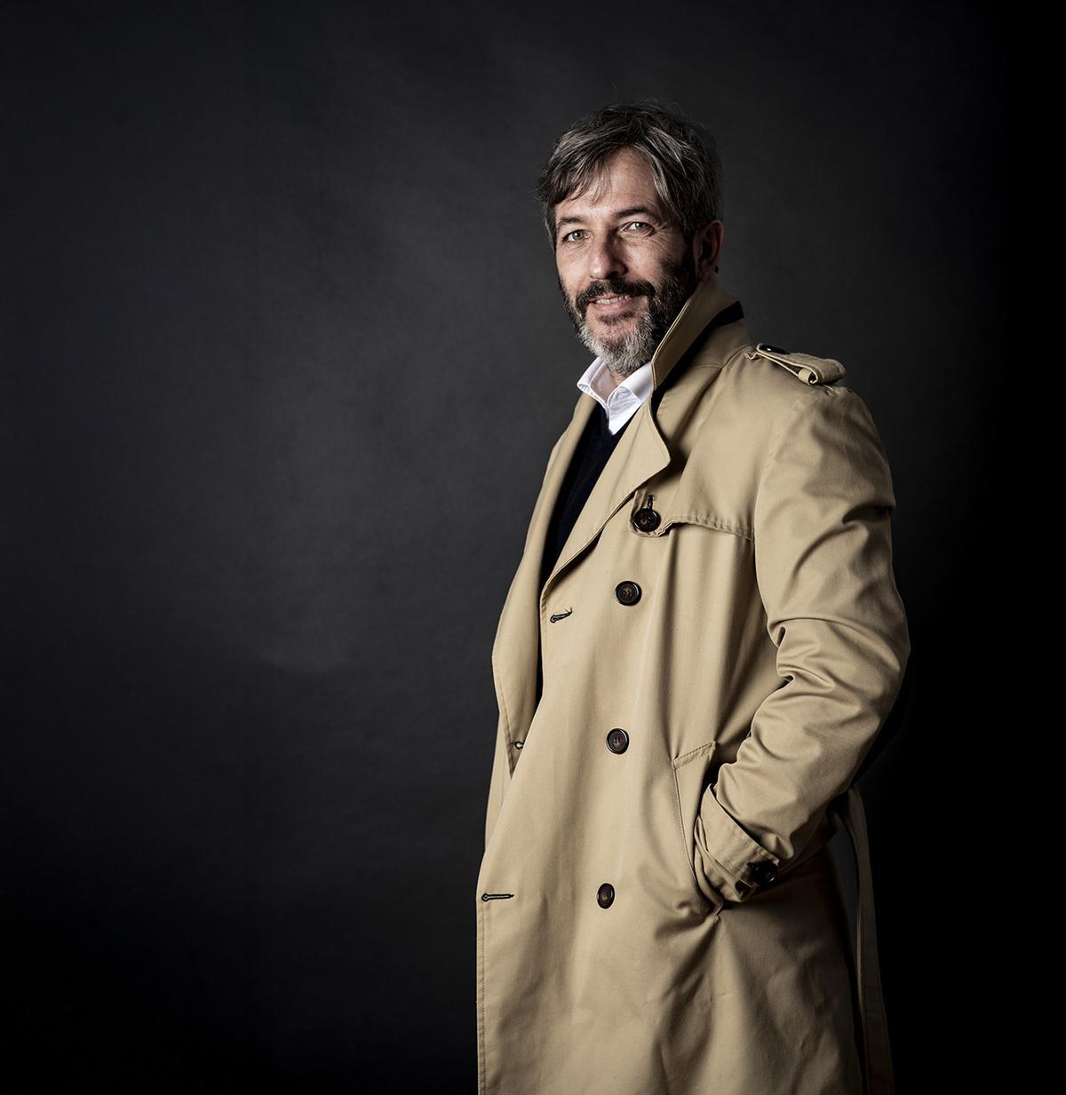 Óscar Rosa con una gabardina a lo teniente Colombo