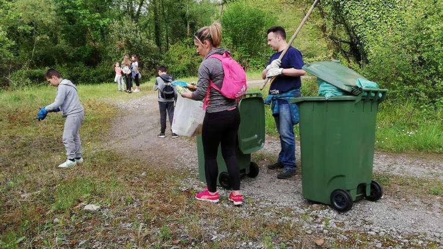 Participantes en la salida organizada por la asociación de vecinos de Olloniego.