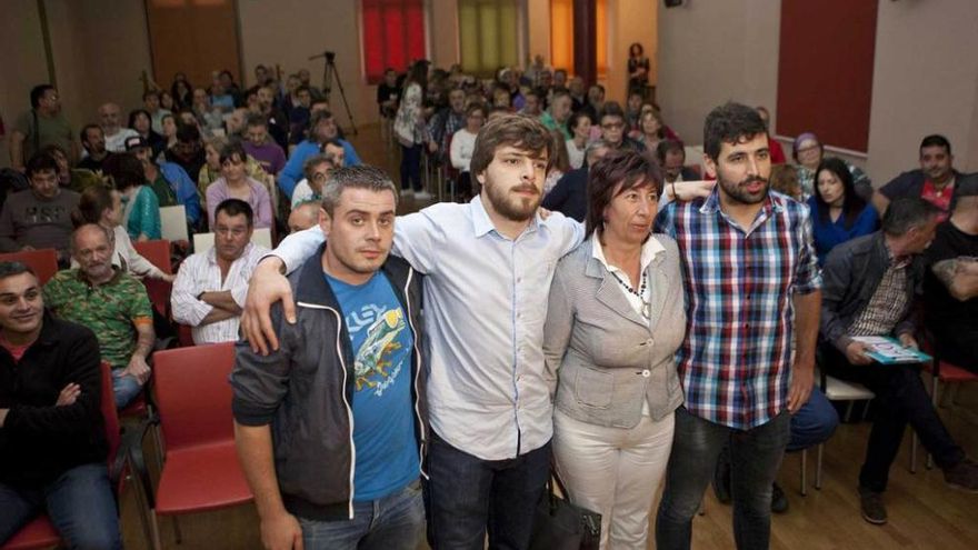 Por la izquierda, Elías López, Luis Baragaño, Carmen Iglesias y José Caveda, antes de la asamblea.