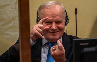 La justicia internacional confirma la cadena perpetua a Mladic, el "carnicero de los Balcanes"
