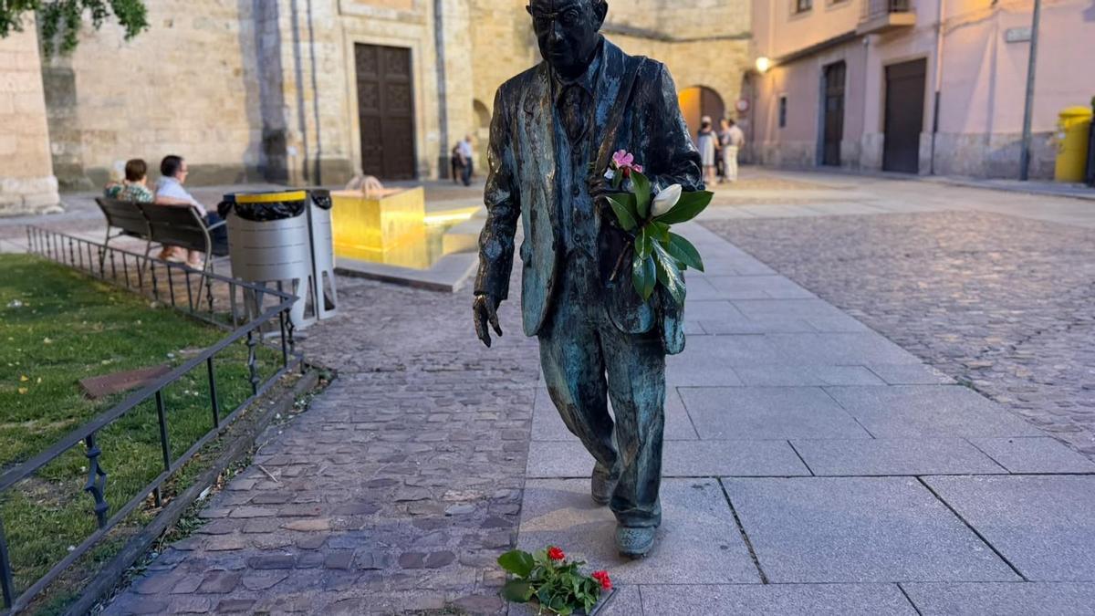 Flores en la escultura de don Herminio Ramos.