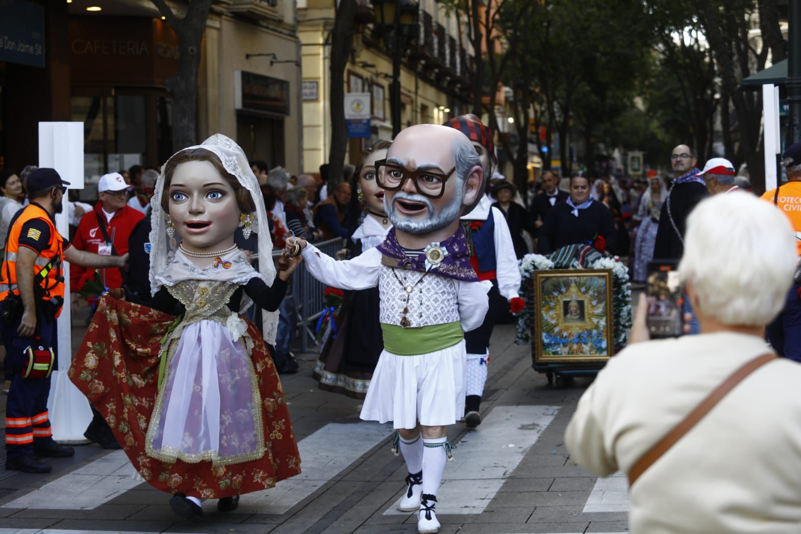 En imágenes | Zaragoza vive su día grande con la Ofrenda de Flores a la Virgen del Pilar