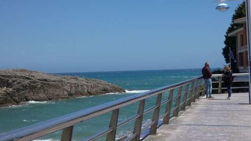 Dos personas, ayer, junto a la playa del Sablón, en Llanes.