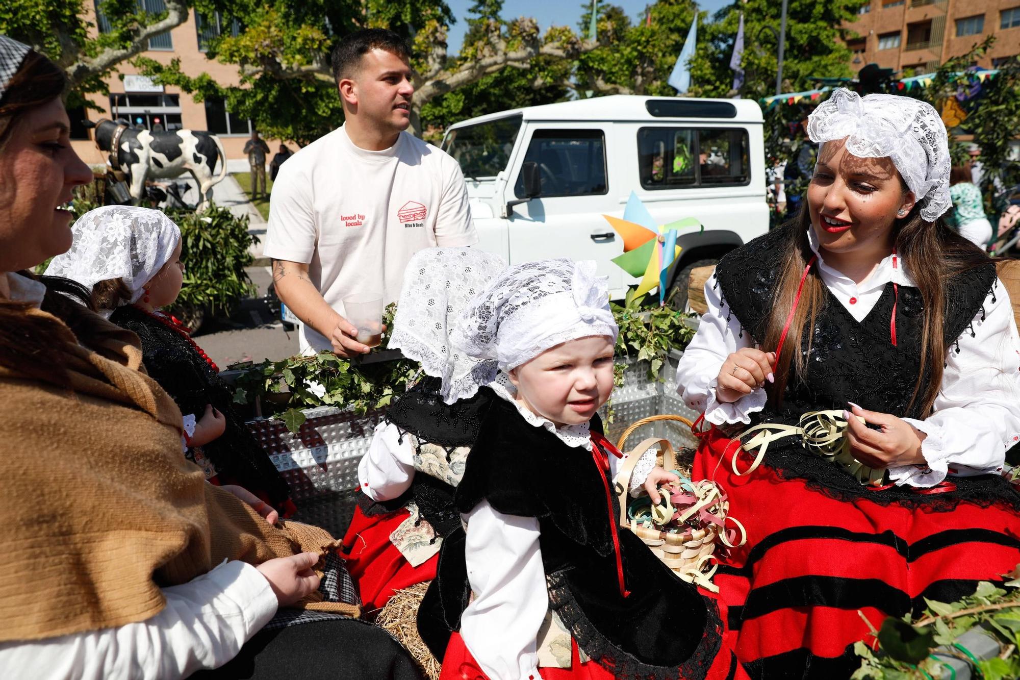 EN IMÁGENES: Así se ha vivido el desfile de carrozas y xarrés de las fiestas de San Isidro en Piedras Blancas