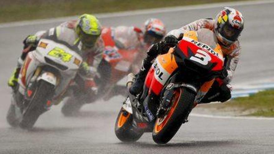 El piloto español Dani Pedrosa (dcha) conduce su Honda bajo la lluvia por delante del español Toni Elías y del australiano Casey Stoner durante los entrenamientos libres que se disputaron en el circuito de Twin Ring, en Motegi, al norte de Tokio (Japón). Pedrosa terminó en décima posición. Los entrenamientos oficiales para el Gran Premio de Japón de motociclismo han tenido que suspenderse por la intensa lluvia. La línea de salida de las tres categorías se decidirá según la clasificación de los entrenamientos libres que se disputaron ayer. El gran Premio de Japón se celebrará mañana.