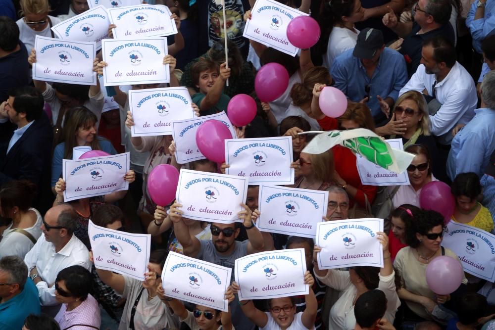 Cientos de alicantinos, en la protesta contra Marzà en Valencia