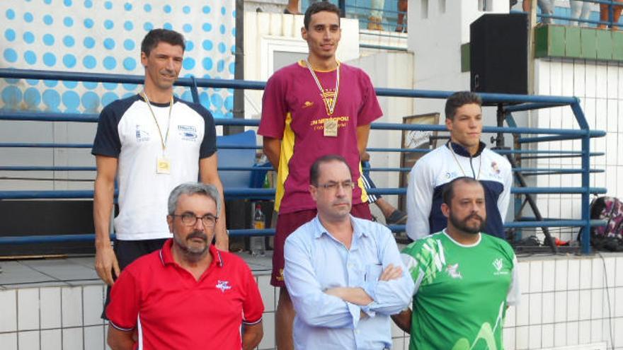 Uno de los podios de ayer, tras la entrada de medallas.