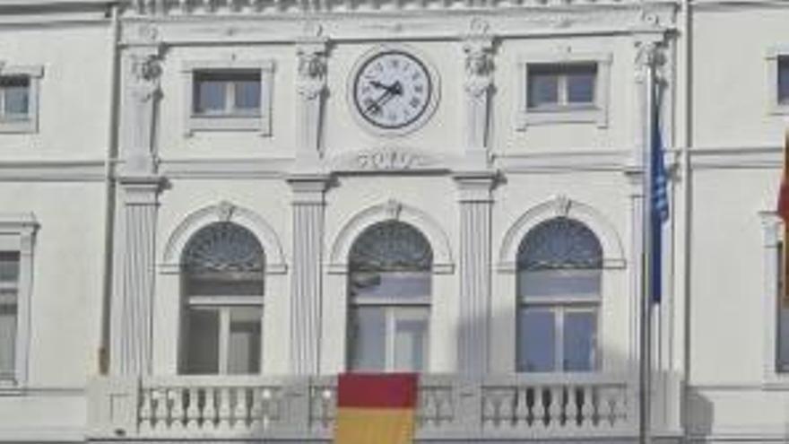 La bandera republicana colgada del balcón del ayuntamiento.