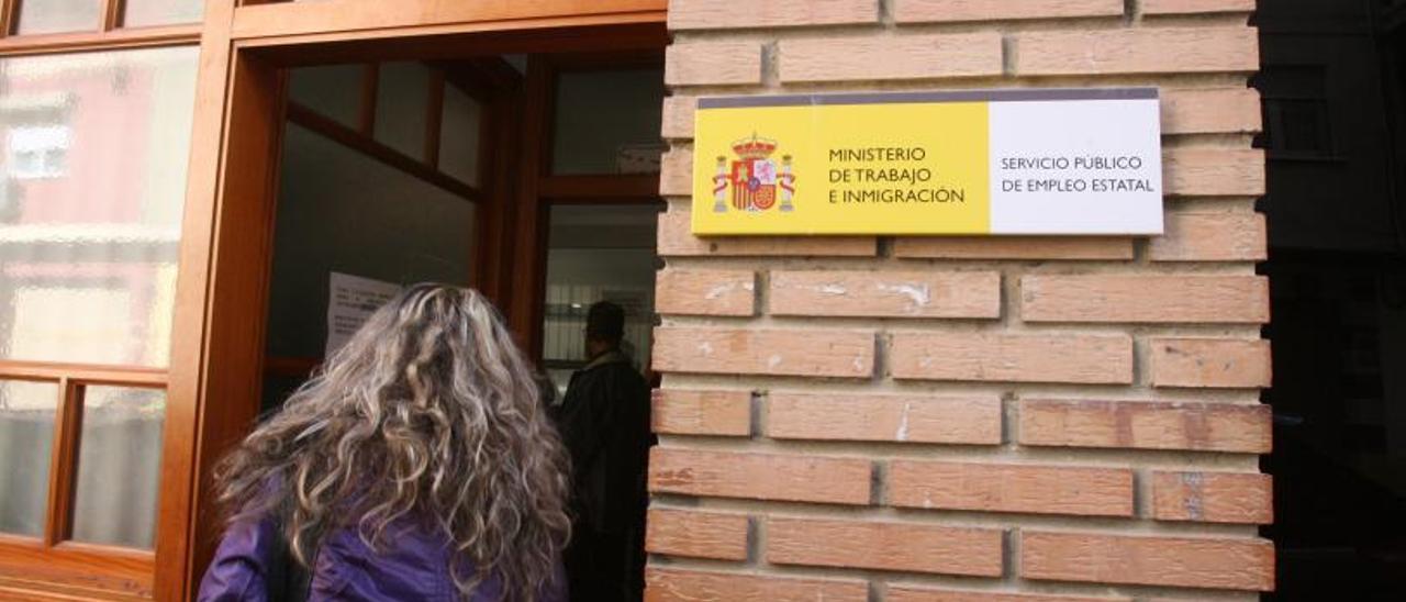Una usuaria entra en la sede del SEPE en Xàtiva. | PERALES IBORRA