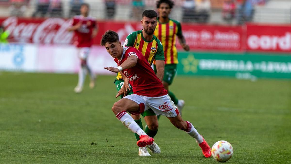 Arnau Ortiz, jugador del Real Murcia, en el choque ante el CD Castellón.  | FRANCISCO PEÑARANDA