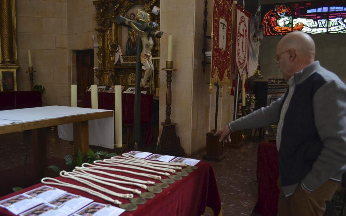 El presidente del Silencio muestra las medallas de los nuevos cofrades. | E. P.