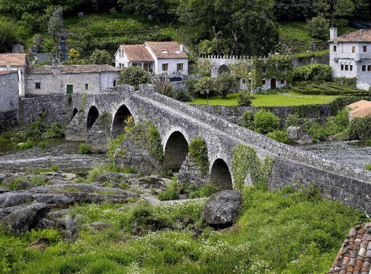 Localidad de A Ponte Maceira, con su puente medieval sobre el Tambre, es una localización muy requerida entre Ames y Negreira por los directores