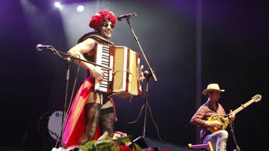 El showman ovetense Rodrigo Cuevas, en el desfile del Día de América en Asturias