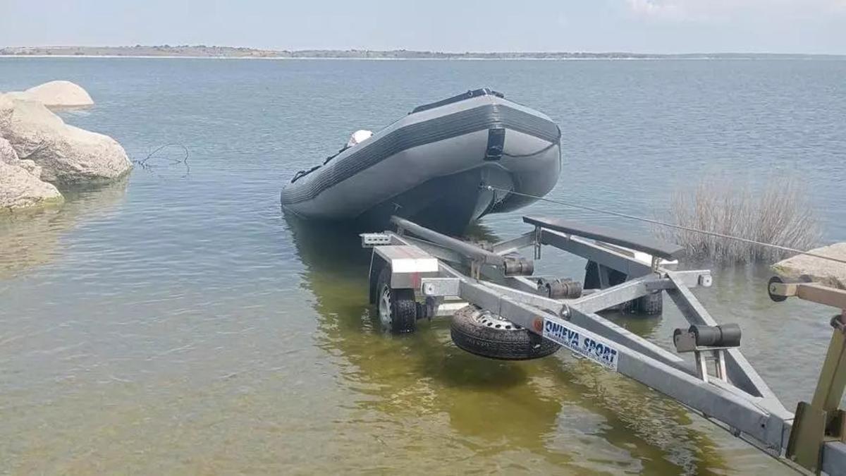 Una imagen de la embarcación empleada para rescatar a la mujer en el embalse de Almendra.