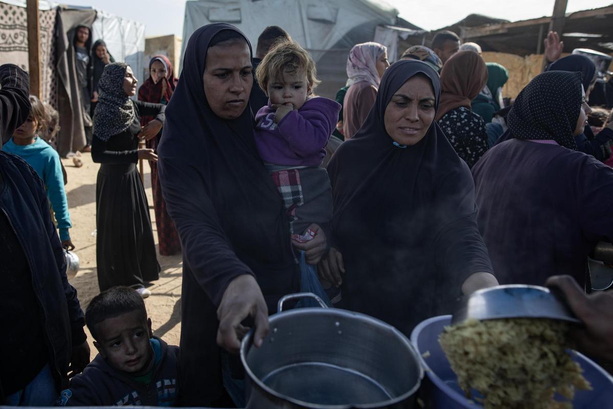 Desesperación para obtener comida en Khan Younis, en la Franja de Gaza