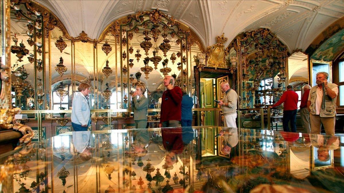 zentauroepp51083761 dresden germany 13 09 2007 file visitors tour the h191125154000 zentauroepp51083761 dresden germany 13 09 2007 file visitors tour the h191125154000