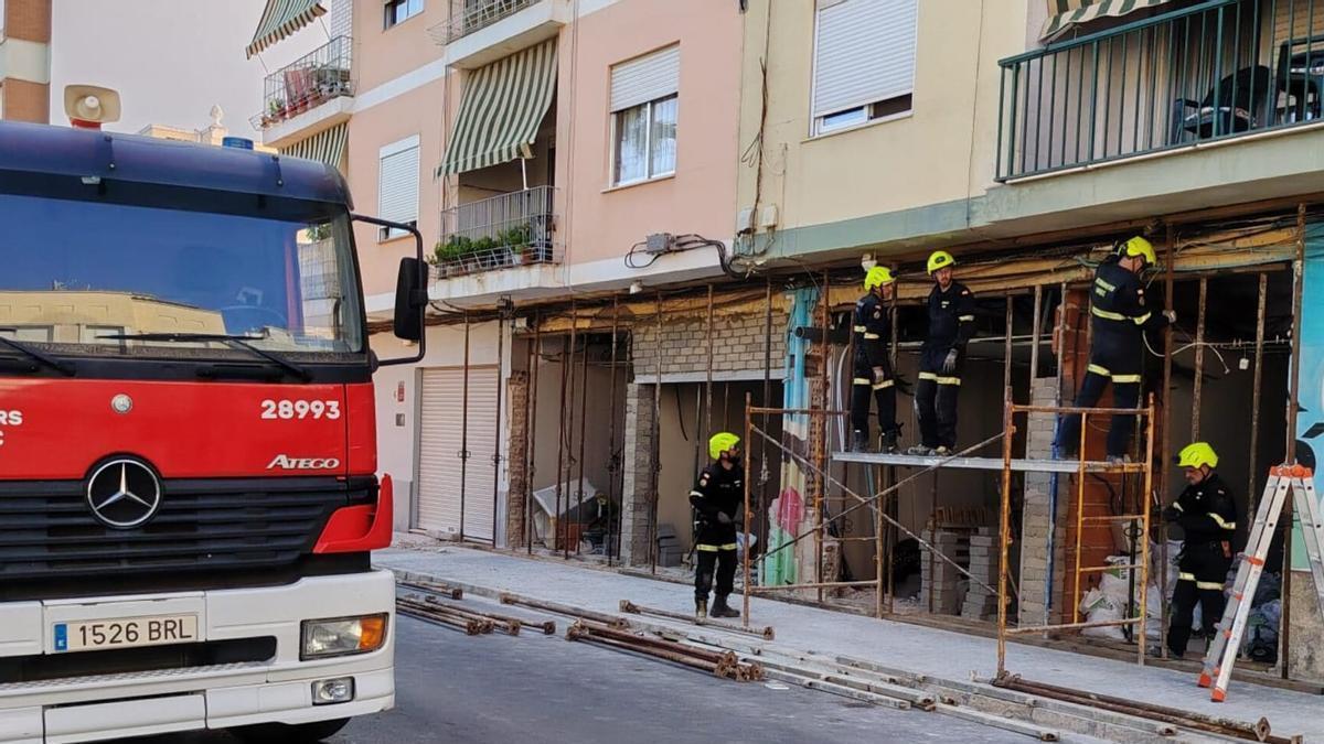 Los bomberos reforzaron al apuntalamiento de ambos edificios del Port de Sagunt.