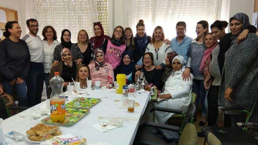 Padres y madres saucanos y marroquíes junto a maestras del CEIP Valle del Guareña.