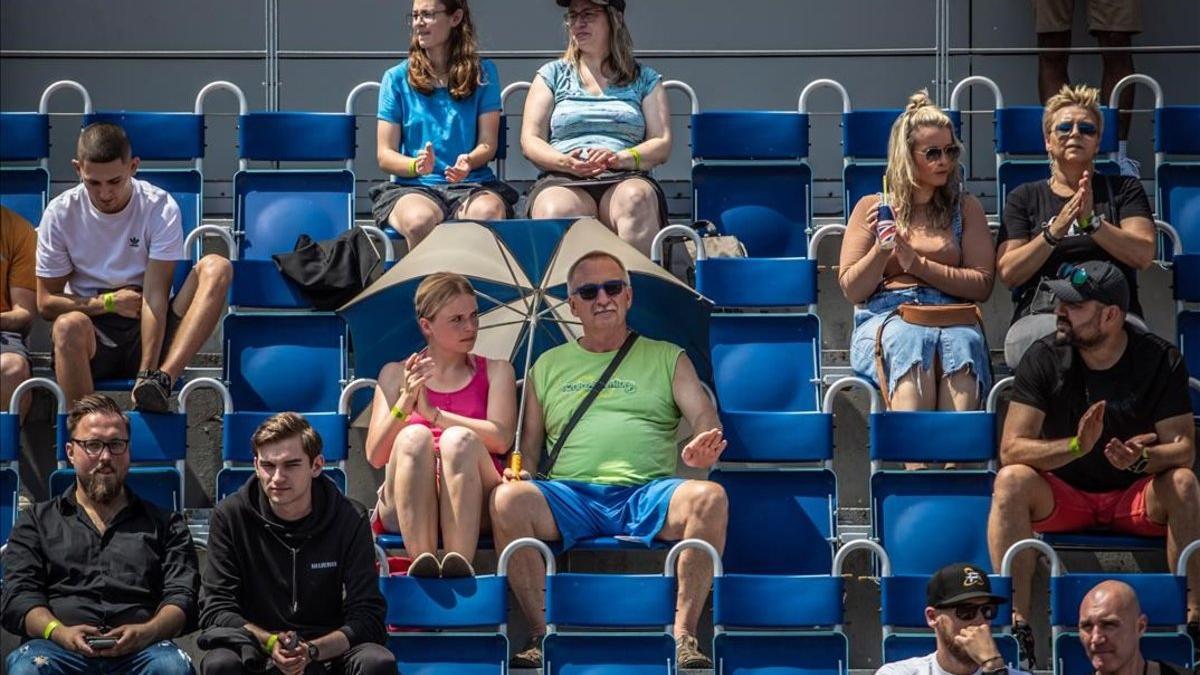 Espectadores en un torneo benéfico de tenis en Praga, sin mascarillas.