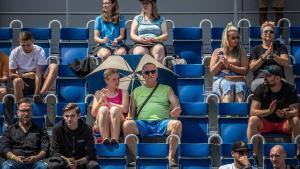 Espectadores en un torneo benéfico de tenis en Praga, sin mascarillas.