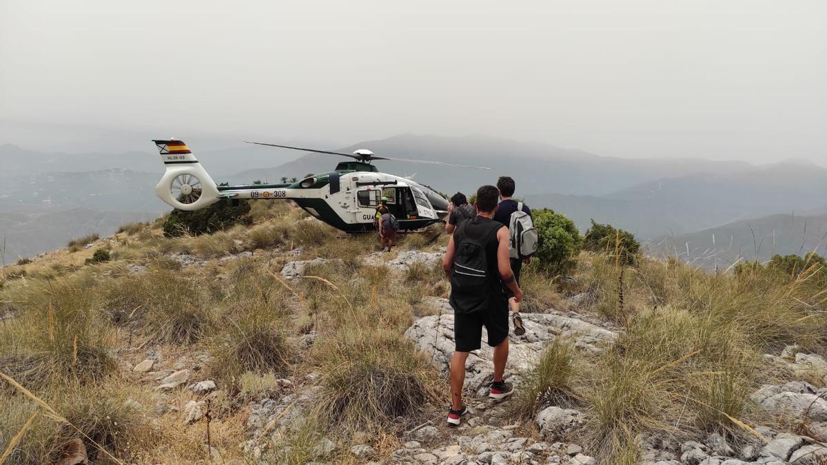 Rescate en helicóptero de la Guardia Civil a un grupo de senderistas