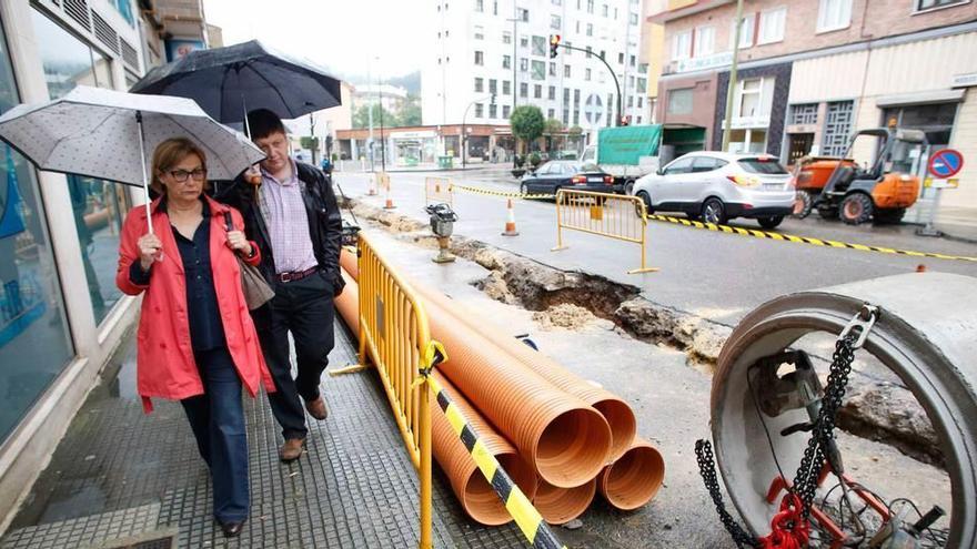 La alcaldesa Mariví Monteserín, ayer, junto a Fernando Alonso, ingeniero municipal, durante su visita a las obras de reurbanización de la calle Santa Apolonia, que comenzaron esta semana.