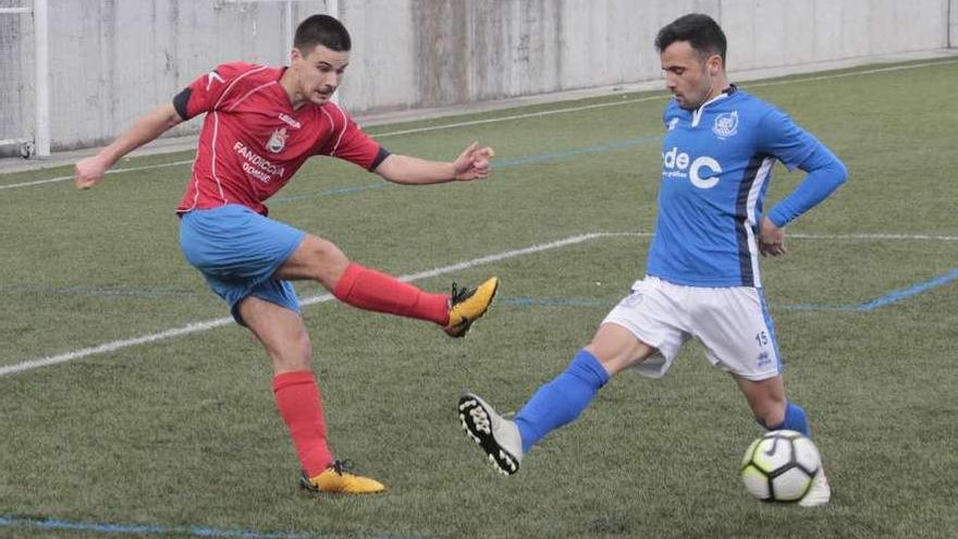 Un jugador del Domaio despeja el balón ante la presión de uno de La Guía. // Santos Álvarez