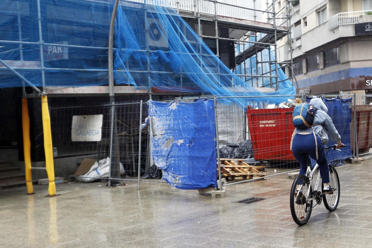 Material de obra delante de uno de los negocios ya cerrados.