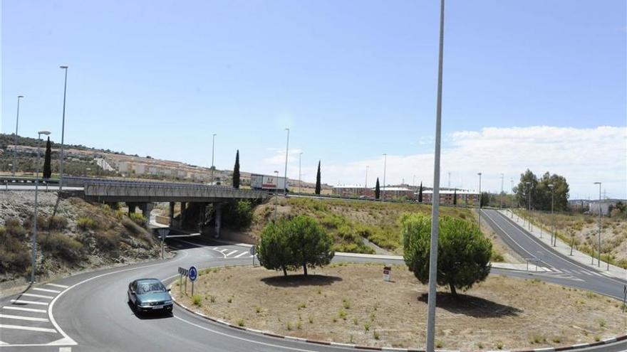 En estado crítico un joven tras un accidente entre un coche y una moto en Cáceres