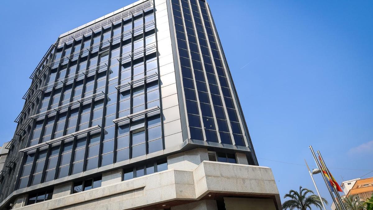 Una imagen de archivo del edificio del Ayuntamiento de Torrent.