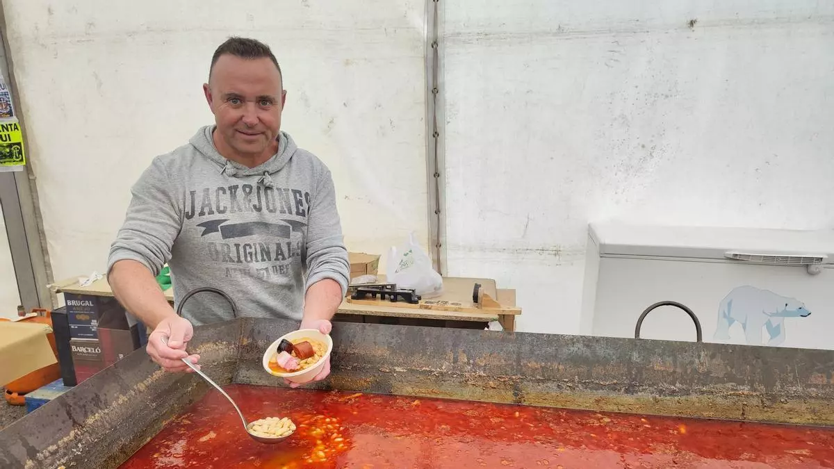 La "fabella", fabada en paellera para 200 personas en Grado: así se preparó el plato para la comida de la Hermandad de Santiago y Santa Ana