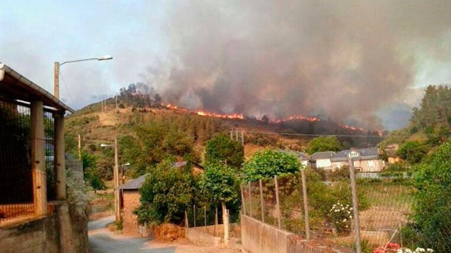 Las llamas se acercan a las casas