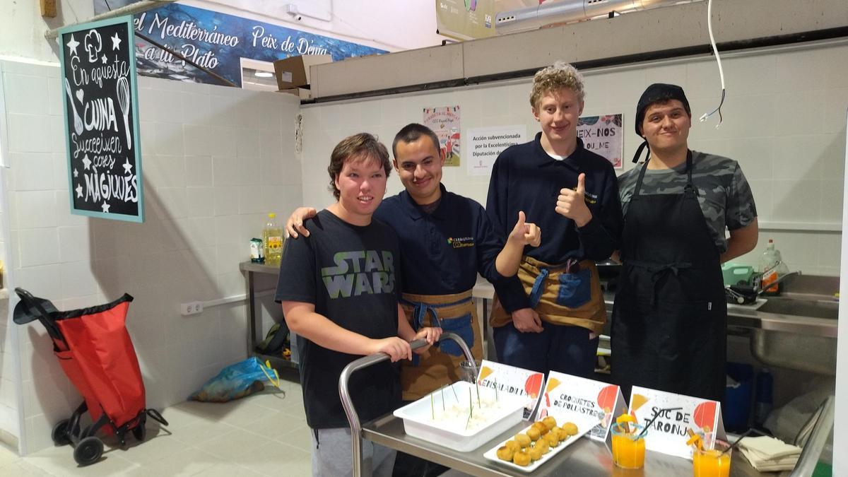 Alumnos del Raquel Payá, en el puesto del Mercat Municipal