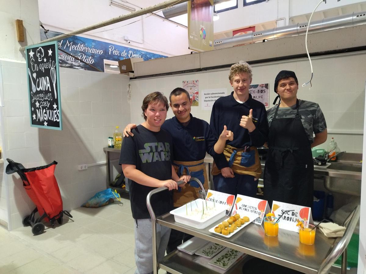Alumnos del Raquel Payá, en el puesto del Mercat Municipal
