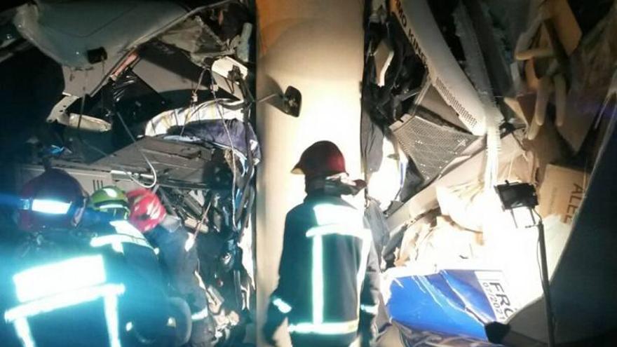 Fallece el conductor de un camión al chocar contra un puente en la AP-7 en Vinaròs