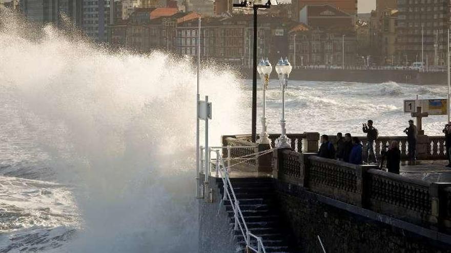 Oleaje en la playa de San Lorenzo, en Gijón, durante uno de los últimos temporales en el Cantábrico.