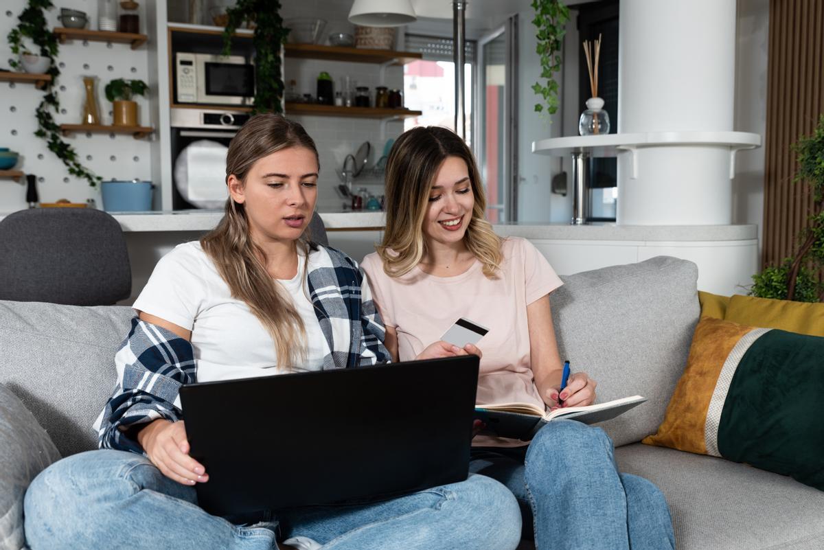 La Ley de Consumidores y Usuarios también  afecta a las compras online y protege los derechos de los consumidores.