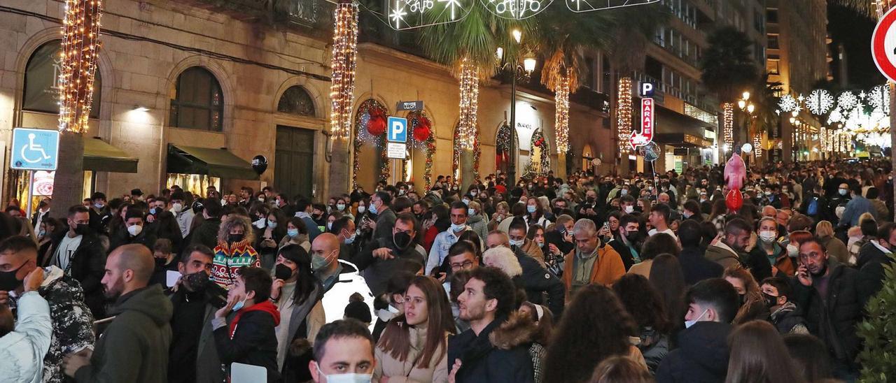 Multitud de gente haciendo cola para poder comprar un tíquet para subirse a la noria.