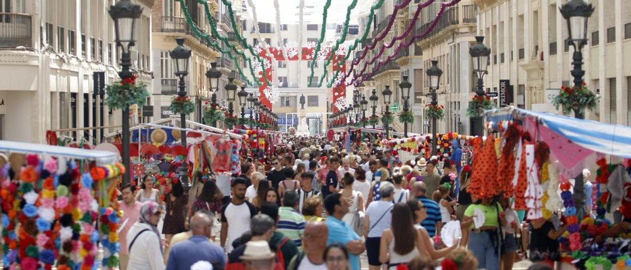 Ambiente de la Feria de Málaga en la calle Larios en una imagen de archivo